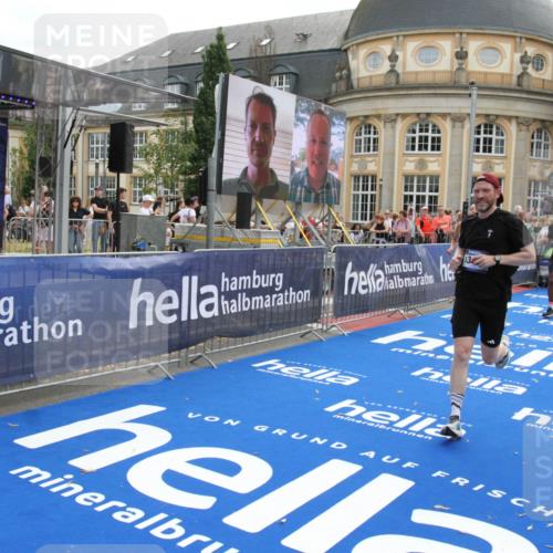 29.06.2025 - hella hamburg halbmarathon Michael Strokosch http://msf.ph/oto/8470996 29.06.2025 10:36:20 Ziel 2774, 6829, 6993, 12051, 13991, 14601, 15115, 15348, 16158, 17192, 17329 meine-sportfotos.de