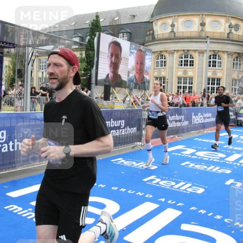 29.06.2025 - hella hamburg halbmarathon Michael Strokosch http://msf.ph/oto/8471046 29.06.2025 10:36:21 Ziel 6829, 6993, 12051, 13991, 14601, 15115, 15348, 16158, 17192, 17329 meine-sportfotos.de