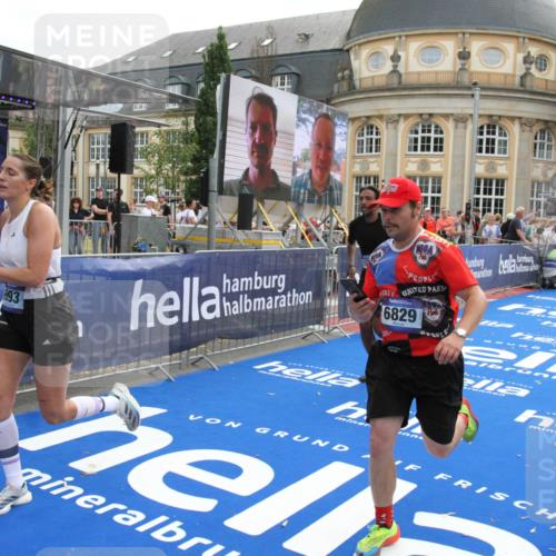 29.06.2025 - hella hamburg halbmarathon Michael Strokosch http://msf.ph/oto/8471108 29.06.2025 10:36:22 Ziel 6829, 6993, 12051, 13991, 14075, 15348, 16158, 17192 meine-sportfotos.de