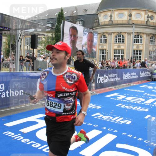 29.06.2025 - hella hamburg halbmarathon Michael Strokosch http://msf.ph/oto/8471126 29.06.2025 10:36:22 Ziel 6829, 6993, 12051, 13991, 14075, 15348, 16158, 17192 meine-sportfotos.de