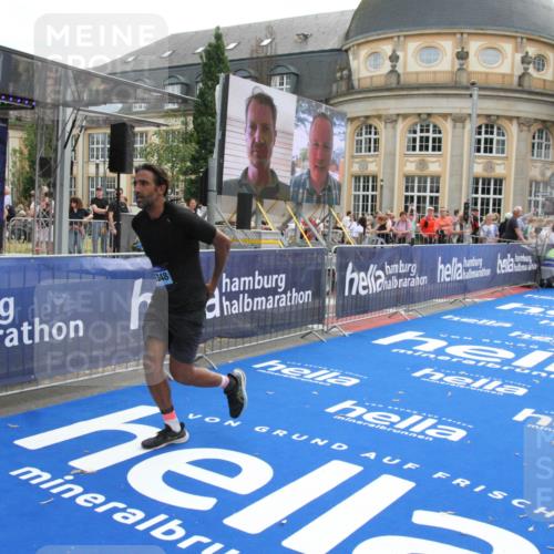 29.06.2025 - hella hamburg halbmarathon Michael Strokosch http://msf.ph/oto/8471161 29.06.2025 10:36:23 Ziel 6829, 6993, 12051, 13991, 14075, 15348, 16158, 17192 meine-sportfotos.de