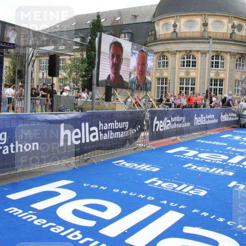 29.06.2025 - hella hamburg halbmarathon Michael Strokosch http://msf.ph/oto/8471250 29.06.2025 10:36:26 Ziel 8084, 10404, 10852, 11304, 12051, 12916, 14075, 16158, 17192, 18062 meine-sportfotos.de