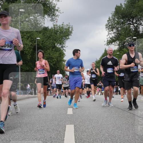 29.06.2025 - hella hamburg halbmarathon Luisa Fischer http://msf.ph/oto/8471272 29.06.2025 10:44:10 Kennedybrücke 654, 098, 2858, 2206, 5927, 1269, 16450, 11176, 16028, 8430, 8429, 1075, 1323, 3306, 4906, 5753, 6098, 6806, 7956, 8429, 8430, 9237, 9962 meine-sportfotos.de