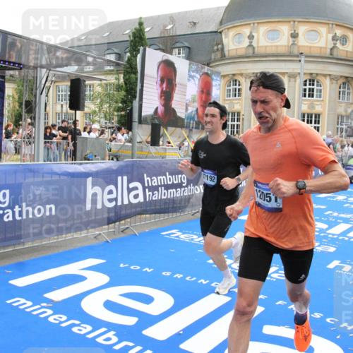 29.06.2025 - hella hamburg halbmarathon Michael Strokosch http://msf.ph/oto/8471292 29.06.2025 10:36:27 Ziel 8084, 10404, 10680, 10852, 11304, 12051, 12916, 14075, 16158, 17192, 18062 meine-sportfotos.de