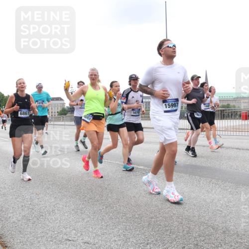 29.06.2025 - hella hamburg halbmarathon Lena Gebhardt http://msf.ph/oto/8471300 29.06.2025 10:33:01 Lombardsbrücke 16502, 9768, 6861, 1078, 6069, 1670, 15997, 100, 1840, 1078, 1199, 1237, 1324, 1732, 1764, 2038, 2054, 2059, 2085, 2276, 2838, 2959, 3391, 3422, 3660, 3670, 3708, 3753, 3871, 4030, 4096, 4445, 4446, 4555, 4650, 5110, 5180, 5581, 5871, 5917, 6040, 6773, 6861, 7308, 7309, 7387, 7531, 7633, 7749, 7750, 7982, 8170, 8595, 8839, 9010, 9034, 9143, 9188, 9289, 9471, 9542, 9768, 10013, 10048, 10277, 11229, 11260, 11713, 11756, 11826, 12039, 12423, 12424, 14305, 14743, 15951 meine-sportfotos.de