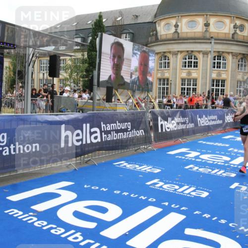 29.06.2025 - hella hamburg halbmarathon Michael Strokosch http://msf.ph/oto/8471332 29.06.2025 10:36:28 Ziel 8084, 9296, 10404, 10680, 10852, 11304, 12051, 12916, 14075, 17192, 18062 meine-sportfotos.de