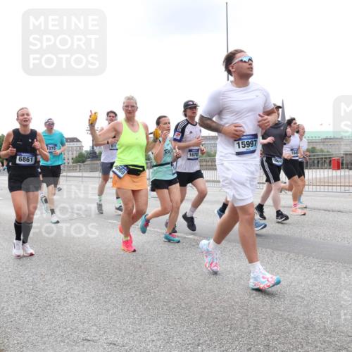 29.06.2025 - hella hamburg halbmarathon Lena Gebhardt http://msf.ph/oto/8471334 29.06.2025 10:33:01 Lombardsbrücke 1078, 6861, 9471, 9768, 16502, 8069, 1670, 15997, 100, 1078, 1199, 1237, 1324, 1732, 1764, 2038, 2054, 2059, 2085, 2276, 2838, 2959, 3391, 3422, 3660, 3670, 3708, 3753, 3871, 4030, 4096, 4445, 4446, 4555, 4650, 5110, 5180, 5581, 5871, 5917, 6040, 6773, 6861, 7308, 7309, 7387, 7531, 7633, 7749, 7750, 7982, 8170, 8595, 8839, 9010, 9034, 9143, 9188, 9289, 9471, 9542, 9768, 10013, 10048, 10277, 11229, 11260, 11713, 11756, 11826, 12039, 12423, 12424, 14305, 14743, 15951 meine-sportfotos.de