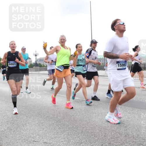 29.06.2025 - hella hamburg halbmarathon Lena Gebhardt http://msf.ph/oto/8471366 29.06.2025 10:33:01 Lombardsbrücke 9768, 8069, 6861, 173, 15997, 1078, 1199, 1237, 1324, 1732, 1764, 2038, 2054, 2059, 2085, 2276, 2838, 2959, 3391, 3422, 3660, 3670, 3708, 3753, 3871, 4030, 4096, 4445, 4446, 4555, 4650, 5110, 5180, 5581, 5871, 5917, 6040, 6773, 6861, 7308, 7309, 7387, 7531, 7633, 7749, 7750, 7982, 8170, 8595, 8839, 9010, 9034, 9143, 9188, 9289, 9471, 9542, 9768, 10013, 10048, 10277, 11229, 11260, 11713, 11756, 11826, 12039, 12423, 12424, 14305, 14743, 15951 meine-sportfotos.de