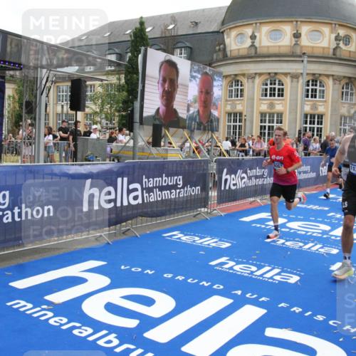 29.06.2025 - hella hamburg halbmarathon Michael Strokosch http://msf.ph/oto/8471422 29.06.2025 10:36:31 Ziel 8084, 9296, 10404, 10680, 10852, 11304, 11833, 12916, 14075, 17723, 18062 meine-sportfotos.de