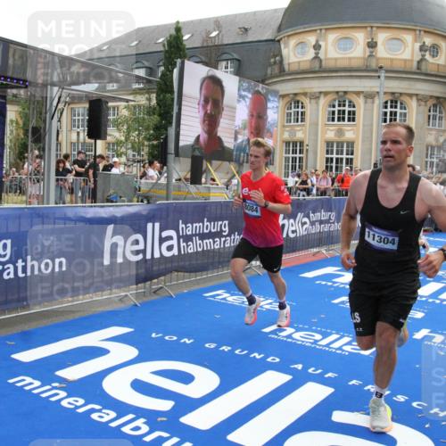 29.06.2025 - hella hamburg halbmarathon Michael Strokosch http://msf.ph/oto/8471441 29.06.2025 10:36:31 Ziel 8084, 9296, 10404, 10680, 10852, 11304, 11833, 12916, 14075, 17723, 18062 meine-sportfotos.de