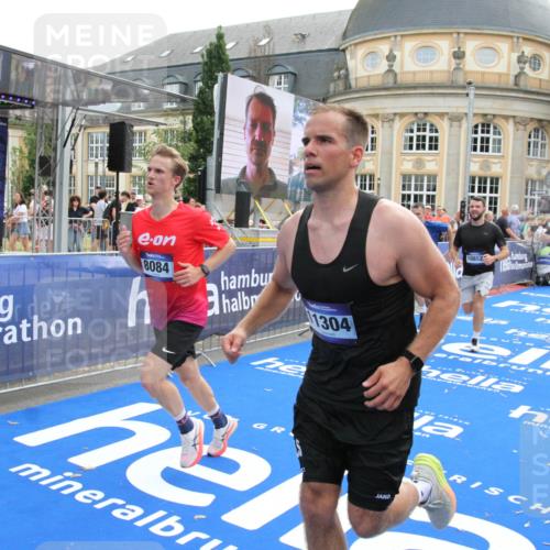 29.06.2025 - hella hamburg halbmarathon Michael Strokosch http://msf.ph/oto/8471461 29.06.2025 10:36:31 Ziel 8084, 9296, 10404, 10680, 10852, 11304, 11833, 12916, 14075, 17723, 18062 meine-sportfotos.de