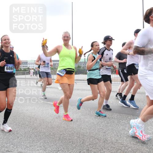29.06.2025 - hella hamburg halbmarathon Lena Gebhardt http://msf.ph/oto/8471471 29.06.2025 10:33:01 Lombardsbrücke 9471, 6861, 5110, 8069, 137, 15997, 1078, 1199, 1237, 1324, 1732, 1764, 2038, 2054, 2059, 2085, 2276, 2838, 2959, 3391, 3422, 3660, 3670, 3708, 3753, 3871, 4030, 4096, 4445, 4446, 4555, 4650, 5110, 5180, 5581, 5871, 5917, 6040, 6773, 6861, 7308, 7309, 7387, 7531, 7633, 7749, 7750, 7982, 8170, 8595, 8839, 9010, 9034, 9143, 9188, 9289, 9471, 9542, 9768, 10013, 10048, 10277, 11229, 11260, 11713, 11756, 11826, 12039, 12423, 12424, 14305, 14743, 15951 meine-sportfotos.de