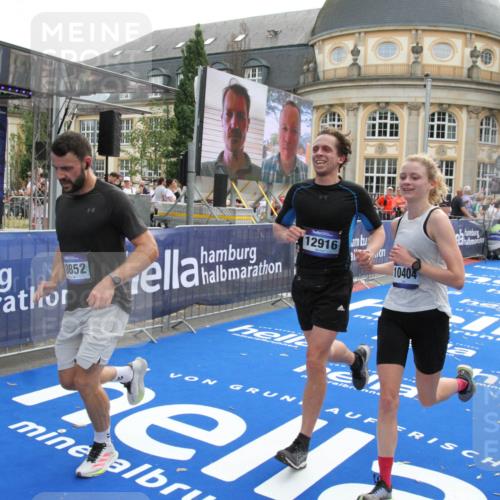 29.06.2025 - hella hamburg halbmarathon Michael Strokosch http://msf.ph/oto/8471516 29.06.2025 10:36:33 Ziel 2121, 8084, 8121, 9296, 10404, 10680, 10852, 11304, 11833, 12916, 17723, 18062 meine-sportfotos.de