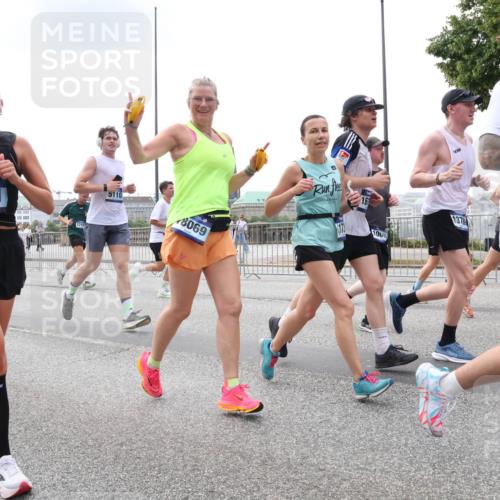 29.06.2025 - hella hamburg halbmarathon Lena Gebhardt http://msf.ph/oto/8471547 29.06.2025 10:33:02 Lombardsbrücke 6861, 1715, 5110, 8069, 16, 100, 1378, 15997, 1078, 1237, 1324, 1732, 1764, 2038, 2054, 2059, 2085, 2276, 2838, 2959, 3391, 3422, 3660, 3670, 3708, 3753, 3871, 4030, 4096, 4445, 4446, 4555, 4650, 5110, 5180, 5581, 5917, 6040, 6773, 6861, 7308, 7309, 7387, 7531, 7633, 7749, 7750, 7982, 8170, 8595, 8839, 9010, 9034, 9143, 9188, 9289, 9471, 9542, 9768, 10013, 10048, 10277, 11229, 11260, 11713, 11756, 11826, 12039, 12423, 12424, 14305, 14743, 15951 meine-sportfotos.de