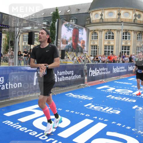 29.06.2025 - hella hamburg halbmarathon Michael Strokosch http://msf.ph/oto/8471556 29.06.2025 10:36:34 Ziel 2121, 6915, 8121, 9296, 10404, 10680, 10852, 11833, 12916, 17723, 18062 meine-sportfotos.de