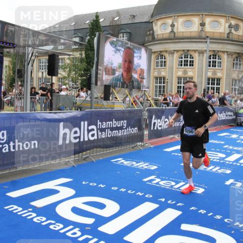 29.06.2025 - hella hamburg halbmarathon Michael Strokosch http://msf.ph/oto/8471567 29.06.2025 10:36:35 Ziel 2121, 6915, 8121, 9296, 10404, 10680, 10852, 11833, 12916, 16523, 17723 meine-sportfotos.de