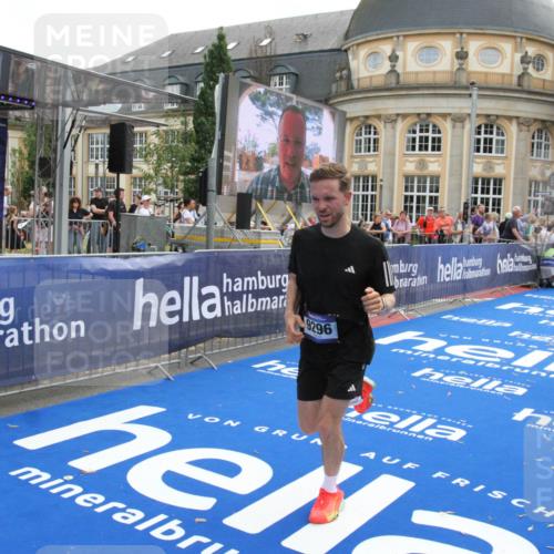 29.06.2025 - hella hamburg halbmarathon Michael Strokosch http://msf.ph/oto/8471579 29.06.2025 10:36:35 Ziel 2121, 6915, 8121, 9296, 10404, 10680, 10852, 11833, 12916, 16523, 17723 meine-sportfotos.de