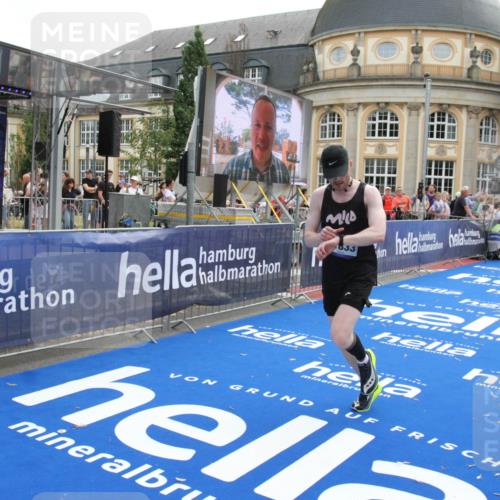 29.06.2025 - hella hamburg halbmarathon Michael Strokosch http://msf.ph/oto/8471597 29.06.2025 10:36:37 Ziel 2121, 3809, 6915, 8121, 9296, 11833, 16523, 17723 meine-sportfotos.de
