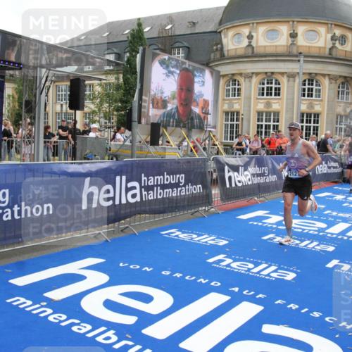 29.06.2025 - hella hamburg halbmarathon Michael Strokosch http://msf.ph/oto/8471606 29.06.2025 10:36:39 Ziel 1571, 2121, 3809, 5092, 6915, 8121, 11833, 16523, 18038, 18733 meine-sportfotos.de