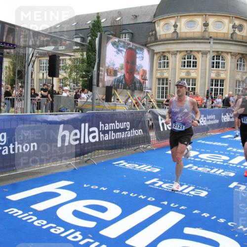 29.06.2025 - hella hamburg halbmarathon Michael Strokosch http://msf.ph/oto/8471626 29.06.2025 10:36:39 Ziel 1571, 2121, 3809, 5092, 6915, 8121, 11833, 16523, 18038, 18733 meine-sportfotos.de