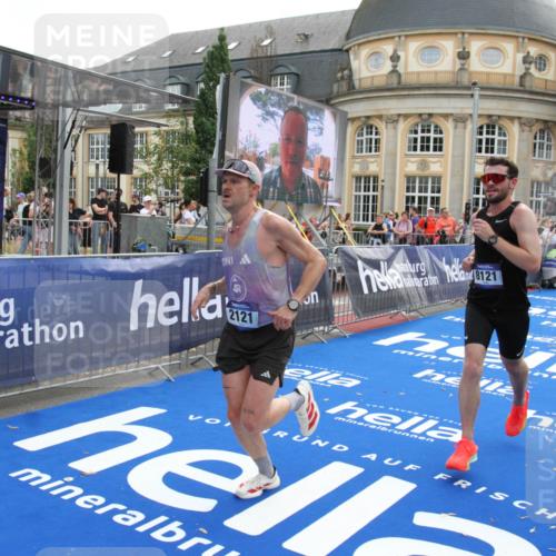 29.06.2025 - hella hamburg halbmarathon Michael Strokosch http://msf.ph/oto/8471654 29.06.2025 10:36:39 Ziel 1571, 2121, 3809, 5092, 6915, 8121, 11833, 16523, 18038, 18733 meine-sportfotos.de