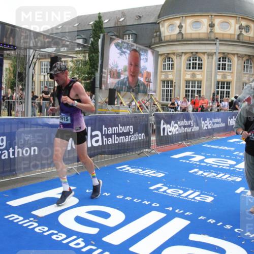 29.06.2025 - hella hamburg halbmarathon Michael Strokosch http://msf.ph/oto/8471716 29.06.2025 10:36:42 Ziel 1571, 3809, 5092, 6915, 14622, 15621, 16523, 18038, 18733 meine-sportfotos.de