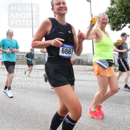 29.06.2025 - hella hamburg halbmarathon Lena Gebhardt http://msf.ph/oto/8471719 29.06.2025 10:33:02 Lombardsbrücke 11, 6861, 8069, 1078, 1237, 1324, 1732, 1764, 2038, 2054, 2059, 2085, 2276, 2838, 2959, 3391, 3422, 3660, 3670, 3708, 3753, 3871, 4030, 4096, 4445, 4446, 4555, 4650, 5110, 5180, 5581, 5917, 6040, 6773, 6861, 7308, 7309, 7387, 7531, 7633, 7749, 7750, 7982, 8170, 8595, 8839, 9010, 9034, 9143, 9188, 9289, 9471, 9542, 9768, 10013, 10048, 10277, 11229, 11260, 11713, 11756, 11826, 12039, 12423, 12424, 14305, 14743, 15951 meine-sportfotos.de