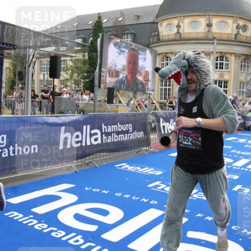 29.06.2025 - hella hamburg halbmarathon Michael Strokosch http://msf.ph/oto/8471732 29.06.2025 10:36:42 Ziel 1571, 3809, 5092, 6915, 14622, 15621, 16523, 18038, 18733 meine-sportfotos.de