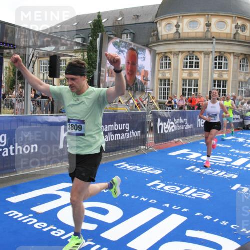 29.06.2025 - hella hamburg halbmarathon Michael Strokosch http://msf.ph/oto/8471783 29.06.2025 10:36:44 Ziel 1571, 3809, 5092, 5961, 14622, 15621, 16523, 18038, 18733 meine-sportfotos.de