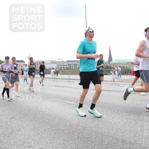 29.06.2025 - hella hamburg halbmarathon Lena Gebhardt http://msf.ph/oto/8471797 29.06.2025 10:33:02 Lombardsbrücke 9143, 9768, 2959, 9471, 17508, 1078, 1237, 1324, 1732, 1764, 2038, 2054, 2059, 2085, 2276, 2838, 2959, 3391, 3422, 3660, 3670, 3708, 3753, 3871, 4030, 4096, 4445, 4446, 4555, 4650, 5110, 5180, 5581, 5917, 6040, 6773, 6861, 7308, 7309, 7387, 7531, 7633, 7749, 7750, 7982, 8170, 8595, 8839, 9010, 9034, 9143, 9188, 9289, 9471, 9542, 9768, 10013, 10048, 10277, 11229, 11260, 11713, 11756, 11826, 12039, 12423, 12424, 14305, 14743, 15951 meine-sportfotos.de