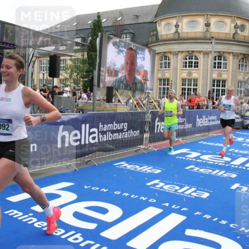 29.06.2025 - hella hamburg halbmarathon Michael Strokosch http://msf.ph/oto/8471815 29.06.2025 10:36:45 Ziel 1571, 3809, 5092, 5961, 14622, 15621, 18038, 18733 meine-sportfotos.de