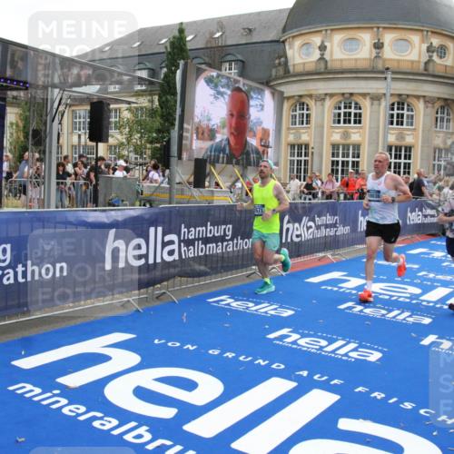 29.06.2025 - hella hamburg halbmarathon Michael Strokosch http://msf.ph/oto/8471838 29.06.2025 10:36:46 Ziel 1571, 3809, 4865, 5092, 5961, 6529, 13343, 14622, 15621, 18038, 18733 meine-sportfotos.de