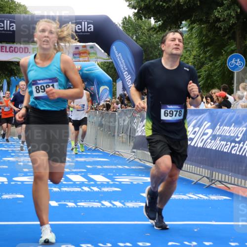 29.06.2025 - hella hamburg halbmarathon Strokosch-Dieckow http://msf.ph/oto/8471906 29.06.2025 10:46:28 Ziel 2222, 2842, 4237, 4497, 5459, 6421, 6978, 7335, 8482, 8981, 9232, 9386, 9529, 9786, 11185, 11773, 12171, 12651, 12891, 13525, 13698, 14045, 14228, 14482, 15133, 15157, 15206, 16127, 17281, 17461, 18211, 18637, 18882, 19209 meine-sportfotos.de