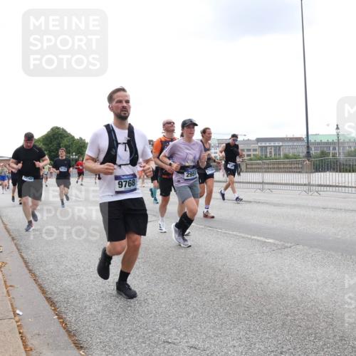 29.06.2025 - hella hamburg halbmarathon Lena Gebhardt http://msf.ph/oto/8471916 29.06.2025 10:33:03 Lombardsbrücke 16502, 9143, 9768, 2959, 17157, 1078, 1237, 1324, 1732, 1764, 2038, 2054, 2059, 2085, 2276, 2838, 2959, 3341, 3391, 3422, 3660, 3670, 3708, 3753, 3871, 4030, 4096, 4445, 4446, 4555, 4650, 5110, 5180, 5581, 5917, 6040, 6773, 6861, 7308, 7309, 7387, 7531, 7633, 7749, 7750, 7982, 8170, 8595, 8839, 9010, 9034, 9143, 9188, 9289, 9471, 9542, 9591, 9592, 9768, 10013, 10048, 10277, 11229, 11260, 11713, 11756, 11826, 12039, 12423, 12424, 14305, 14743, 15951 meine-sportfotos.de