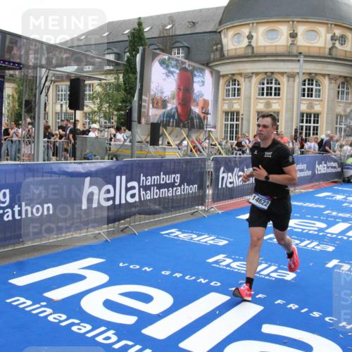 29.06.2025 - hella hamburg halbmarathon Michael Strokosch http://msf.ph/oto/8471954 29.06.2025 10:36:48 Ziel 1571, 4865, 5961, 6529, 13343, 14622, 15621, 15939, 18038, 18733 meine-sportfotos.de