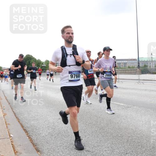 29.06.2025 - hella hamburg halbmarathon Lena Gebhardt http://msf.ph/oto/8471962 29.06.2025 10:33:03 Lombardsbrücke 16502, 9768, 947, 2959, 1078, 1237, 1324, 1732, 1764, 2038, 2054, 2059, 2085, 2276, 2838, 2959, 3341, 3391, 3422, 3660, 3670, 3708, 3753, 3871, 4030, 4096, 4445, 4446, 4555, 4650, 5110, 5180, 5581, 5917, 6040, 6773, 6861, 7308, 7309, 7387, 7531, 7633, 7749, 7750, 7982, 8170, 8595, 8839, 9010, 9034, 9143, 9188, 9289, 9471, 9542, 9591, 9592, 9768, 10013, 10048, 10277, 11229, 11260, 11713, 11756, 11826, 12039, 12423, 12424, 14305, 14743, 15951 meine-sportfotos.de