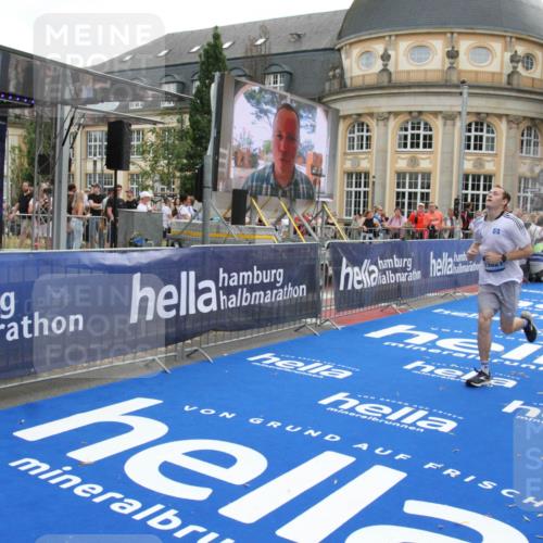 29.06.2025 - hella hamburg halbmarathon Michael Strokosch http://msf.ph/oto/8471977 29.06.2025 10:36:49 Ziel 4865, 5961, 6529, 13343, 14622, 15621, 15939 meine-sportfotos.de