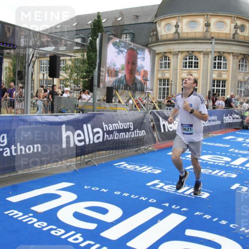 29.06.2025 - hella hamburg halbmarathon Michael Strokosch http://msf.ph/oto/8471994 29.06.2025 10:36:50 Ziel 4865, 5961, 6529, 7310, 13343, 14622, 15621, 15939 meine-sportfotos.de