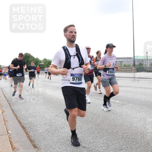 29.06.2025 - hella hamburg halbmarathon Lena Gebhardt http://msf.ph/oto/8472021 29.06.2025 10:33:03 Lombardsbrücke 16502, 9143, 9768, 71, 175, 2959, 1078, 1237, 1324, 1732, 1764, 2038, 2054, 2059, 2085, 2276, 2838, 2959, 3341, 3391, 3422, 3660, 3670, 3708, 3753, 3871, 4030, 4096, 4445, 4446, 4555, 4650, 5110, 5180, 5581, 5917, 6040, 6773, 6861, 7308, 7309, 7387, 7531, 7633, 7749, 7750, 7982, 8170, 8595, 8839, 9010, 9034, 9143, 9188, 9289, 9471, 9542, 9591, 9592, 9768, 10013, 10048, 10277, 11229, 11260, 11713, 11756, 11826, 12039, 12423, 12424, 14305, 14743, 15951 meine-sportfotos.de