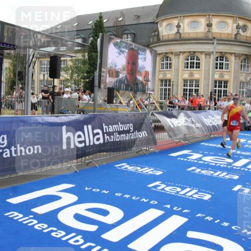 29.06.2025 - hella hamburg halbmarathon Michael Strokosch http://msf.ph/oto/8472057 29.06.2025 10:36:52 Ziel 4865, 5961, 6529, 7310, 13141, 13343, 15939, 18384 meine-sportfotos.de