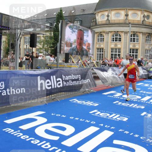 29.06.2025 - hella hamburg halbmarathon Michael Strokosch http://msf.ph/oto/8472067 29.06.2025 10:36:52 Ziel 4865, 5961, 6529, 7310, 13141, 13343, 15939, 18384 meine-sportfotos.de