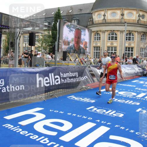 29.06.2025 - hella hamburg halbmarathon Michael Strokosch http://msf.ph/oto/8472094 29.06.2025 10:36:52 Ziel 4865, 5961, 6529, 7310, 13141, 13343, 15939, 18384 meine-sportfotos.de