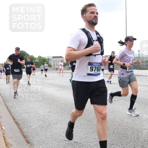 29.06.2025 - hella hamburg halbmarathon Lena Gebhardt http://msf.ph/oto/8472100 29.06.2025 10:33:04 Lombardsbrücke 17102, 16502, 914, 1819, 9768, 295, 1078, 1237, 1324, 1732, 1764, 2038, 2054, 2059, 2085, 2276, 2838, 2959, 3341, 3391, 3422, 3660, 3670, 3708, 3753, 3871, 4030, 4096, 4445, 4446, 4555, 4650, 5110, 5180, 5581, 5917, 6040, 6773, 6861, 7308, 7309, 7387, 7531, 7633, 7749, 7750, 7982, 8170, 8595, 8839, 9010, 9034, 9143, 9188, 9289, 9471, 9542, 9591, 9592, 9768, 9780, 10013, 10048, 10277, 11229, 11260, 11713, 11756, 11826, 12039, 12423, 12424, 14305, 14743, 15951 meine-sportfotos.de
