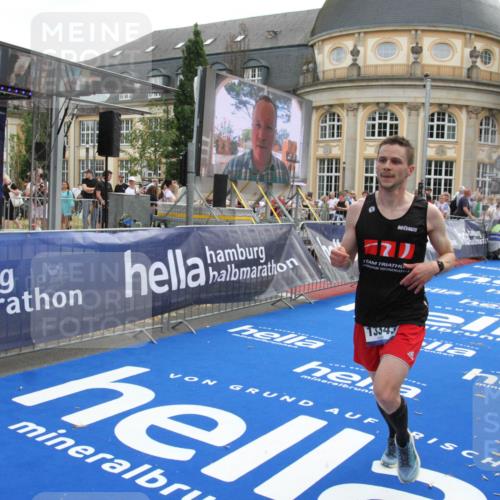 29.06.2025 - hella hamburg halbmarathon Michael Strokosch http://msf.ph/oto/8472147 29.06.2025 10:36:54 Ziel 3959, 4865, 5307, 6529, 7310, 13141, 13343, 15939, 18384 meine-sportfotos.de