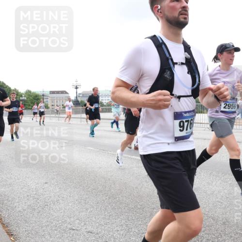29.06.2025 - hella hamburg halbmarathon Lena Gebhardt http://msf.ph/oto/8472154 29.06.2025 10:33:04 Lombardsbrücke 16502, 13381, 976, 2959, 1078, 1237, 1324, 1732, 1764, 2038, 2054, 2059, 2085, 2276, 2838, 2959, 3341, 3391, 3422, 3660, 3670, 3708, 3753, 3871, 4030, 4096, 4445, 4446, 4555, 4650, 5110, 5180, 5581, 5917, 6040, 6773, 6861, 7308, 7309, 7387, 7531, 7633, 7749, 7750, 7982, 8170, 8595, 8839, 9010, 9034, 9143, 9188, 9289, 9471, 9542, 9591, 9592, 9768, 9780, 10013, 10048, 10277, 11229, 11260, 11713, 11756, 11826, 12039, 12423, 12424, 14305, 14743, 15951 meine-sportfotos.de