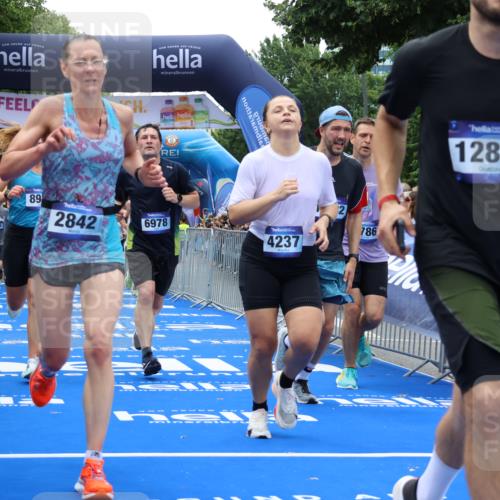 29.06.2025 - hella hamburg halbmarathon Strokosch-Dieckow http://msf.ph/oto/8472203 29.06.2025 10:46:27 Ziel 1600, 2222, 2842, 4237, 4497, 5459, 6421, 6978, 7335, 8142, 8482, 8981, 9232, 9386, 9529, 9786, 11185, 11773, 12171, 12651, 12891, 13525, 13698, 14045, 14228, 14482, 15157, 15206, 16127, 17281, 17461, 18211, 18637, 18882, 19209 meine-sportfotos.de
