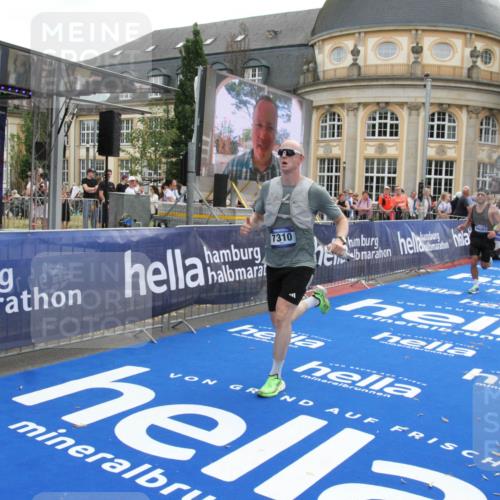 29.06.2025 - hella hamburg halbmarathon Michael Strokosch http://msf.ph/oto/8472231 29.06.2025 10:36:57 Ziel 3959, 5307, 7310, 11620, 13141, 14691, 15939, 18384 meine-sportfotos.de