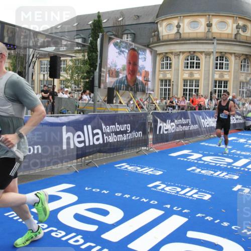 29.06.2025 - hella hamburg halbmarathon Michael Strokosch http://msf.ph/oto/8472250 29.06.2025 10:36:58 Ziel 3959, 5307, 7310, 11620, 13141, 14691, 18384 meine-sportfotos.de