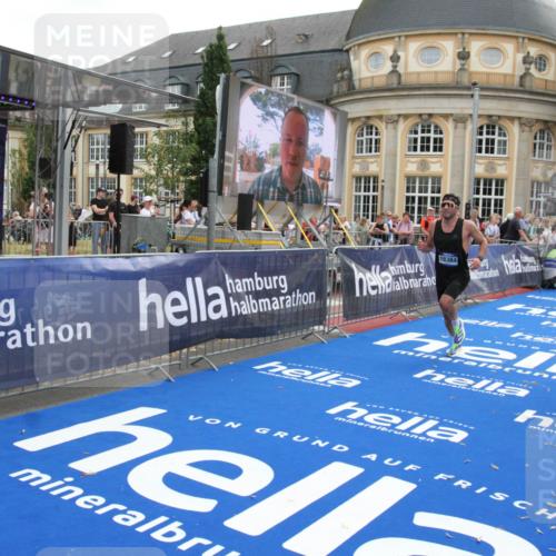 29.06.2025 - hella hamburg halbmarathon Michael Strokosch http://msf.ph/oto/8472264 29.06.2025 10:36:58 Ziel 3959, 5307, 7310, 11620, 13141, 14691, 18384 meine-sportfotos.de