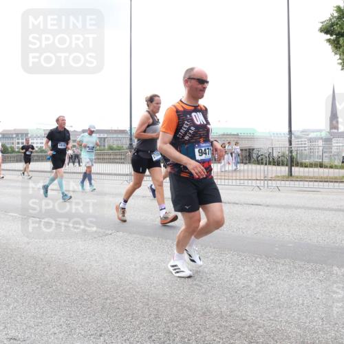 29.06.2025 - hella hamburg halbmarathon Lena Gebhardt http://msf.ph/oto/8472275 29.06.2025 10:33:04 Lombardsbrücke 9471, 1078, 1237, 1324, 1732, 1764, 2038, 2054, 2059, 2085, 2276, 2838, 2959, 3341, 3391, 3422, 3660, 3670, 3708, 3753, 3871, 4030, 4096, 4445, 4446, 4555, 4650, 5110, 5180, 5581, 5917, 6040, 6773, 6861, 7308, 7309, 7387, 7531, 7633, 7749, 7750, 7982, 8170, 8595, 8839, 9010, 9034, 9143, 9188, 9289, 9471, 9542, 9591, 9592, 9768, 9780, 10013, 10048, 10277, 11229, 11260, 11713, 11756, 11826, 12039, 12423, 12424, 14305, 14743, 15951 meine-sportfotos.de